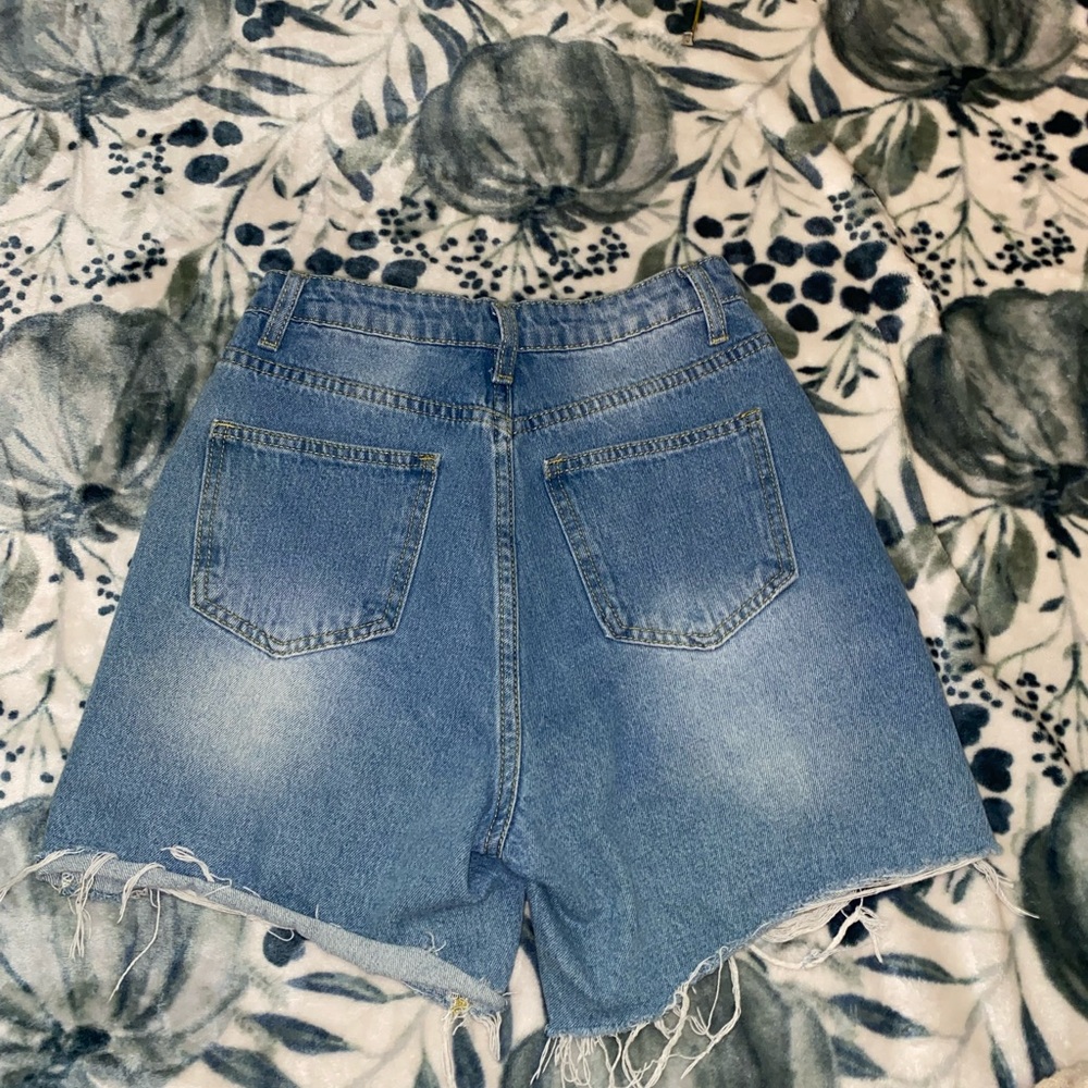 NWOT high waist light wash distressed style denim cutoff jean shorts - size XS - Picture 5 of 10